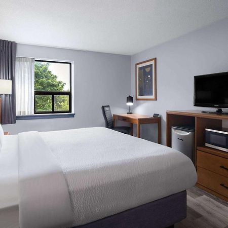 Travelodge By Wyndham Barrie Exterior photo