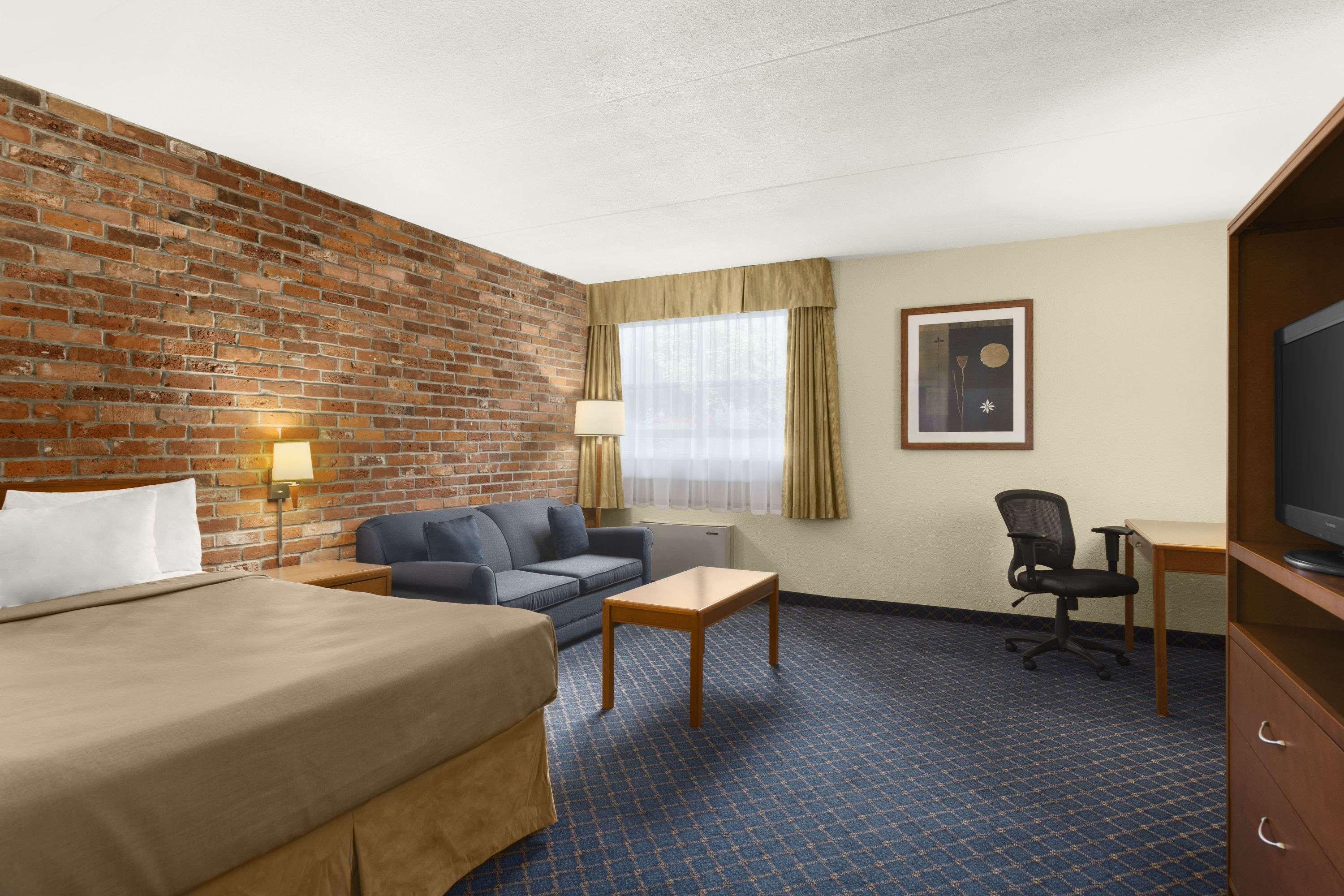 Travelodge By Wyndham Barrie Exterior photo