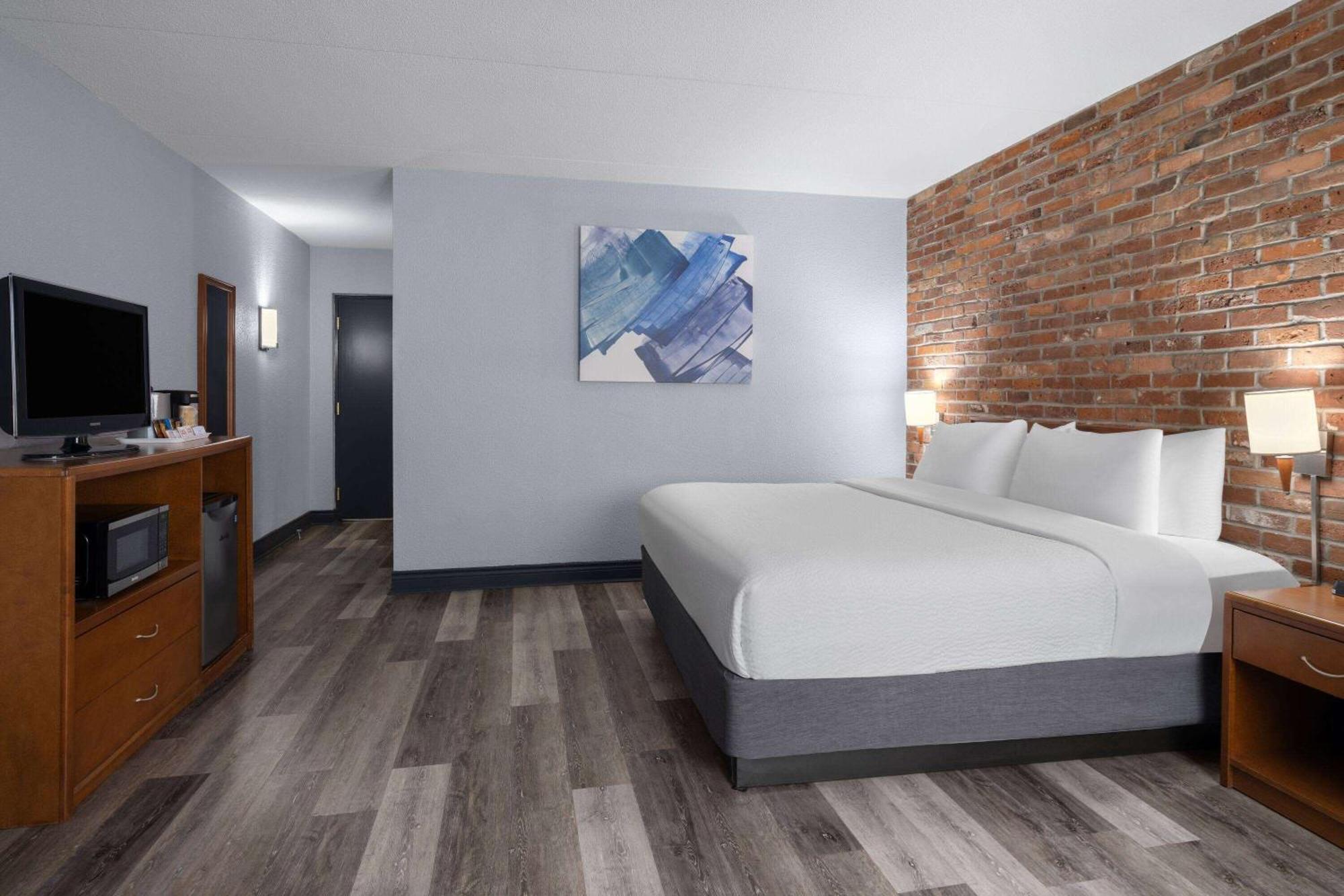 Travelodge By Wyndham Barrie Exterior photo