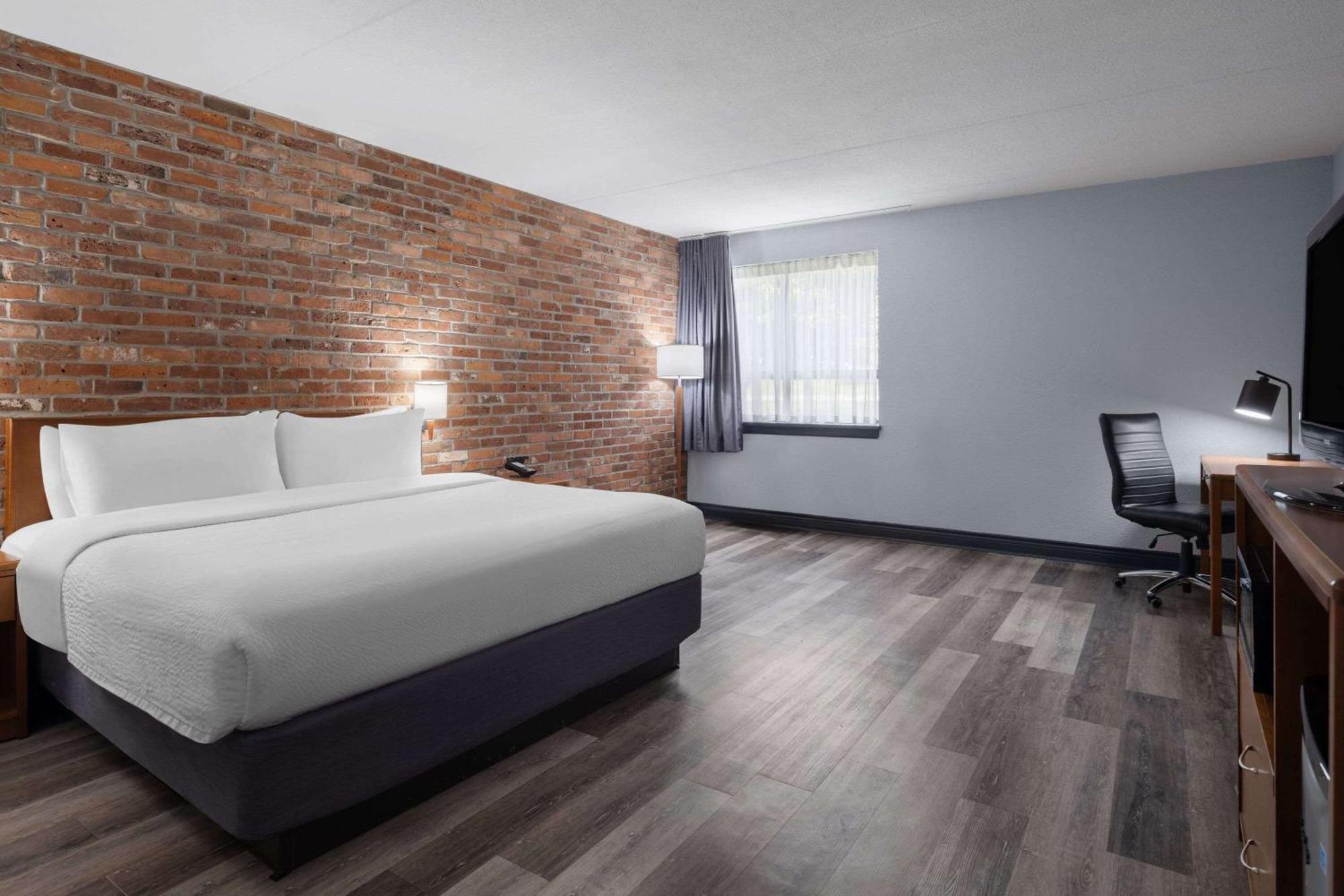 Travelodge By Wyndham Barrie Exterior photo