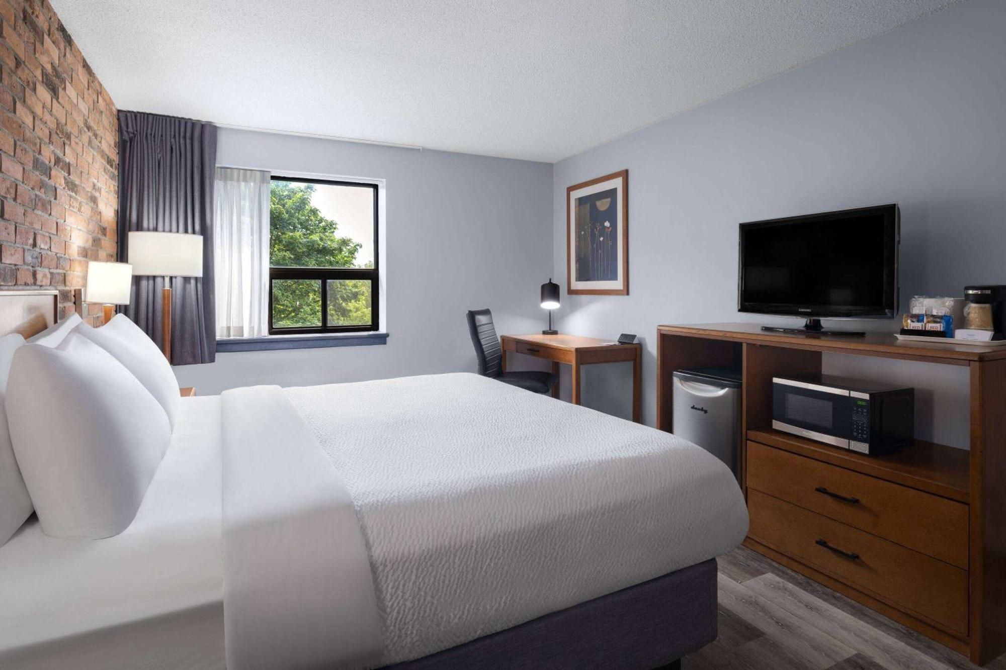 Travelodge By Wyndham Barrie Exterior photo