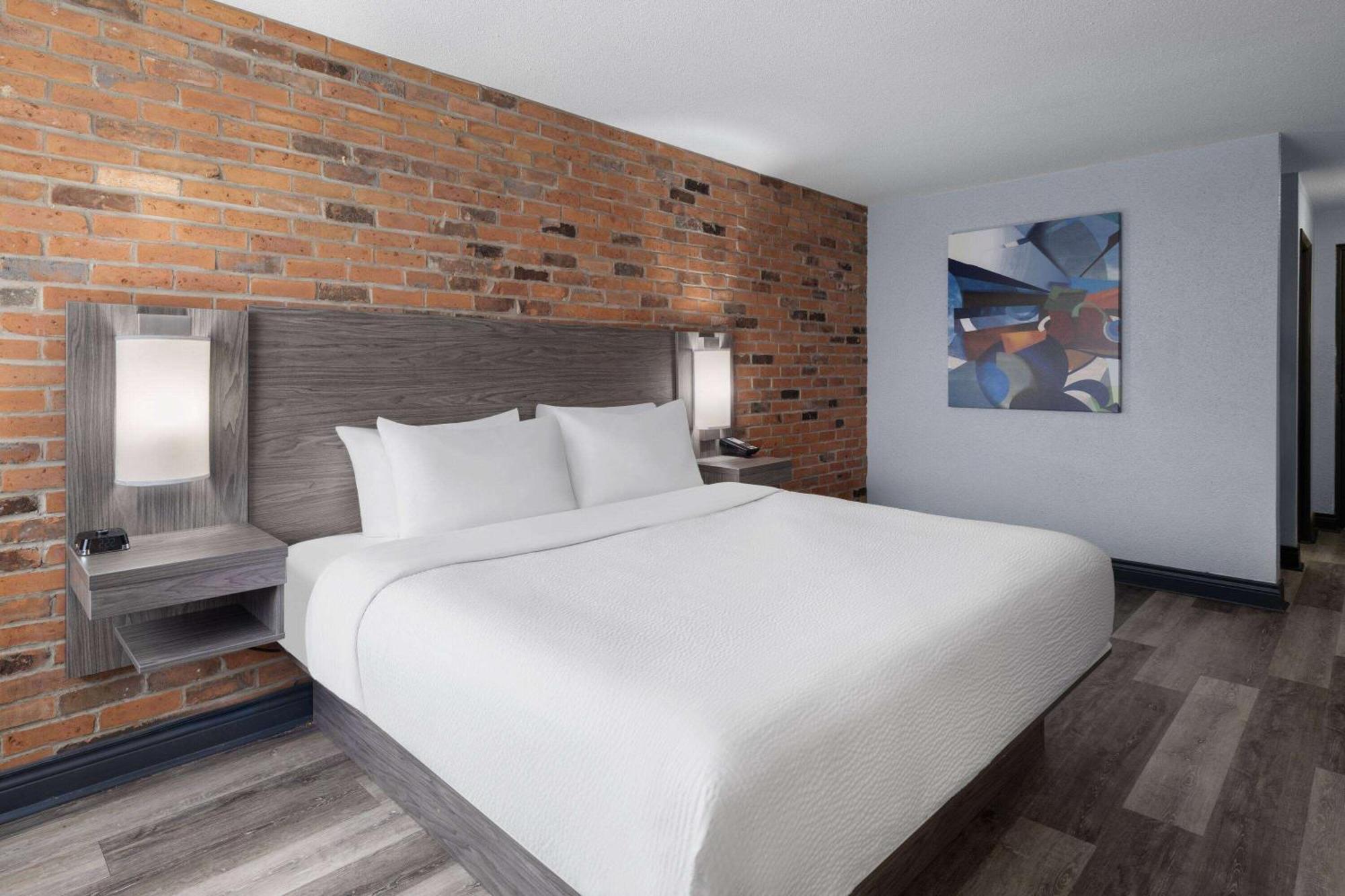 Travelodge By Wyndham Barrie Exterior photo